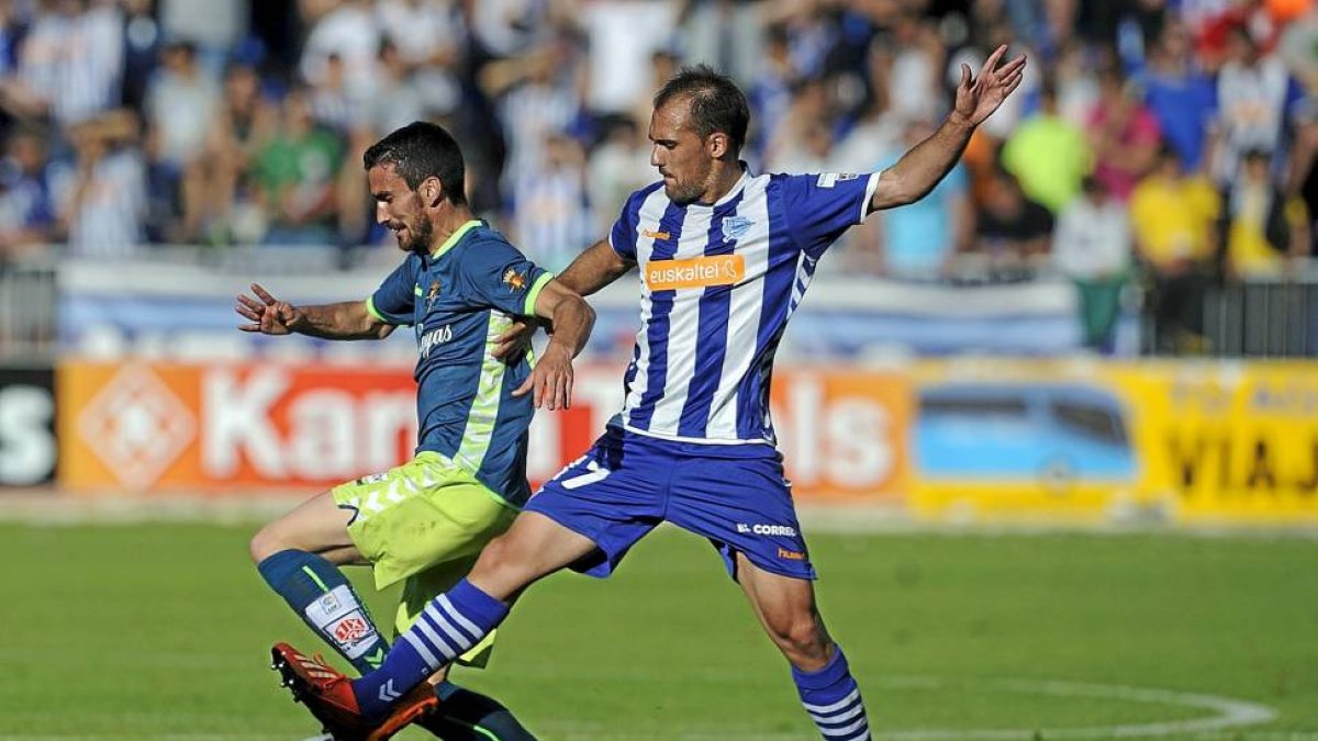 Alfaro protege el balón ante la oposición de Medina, el pasado domingo en Mendizorroza.-L.G.