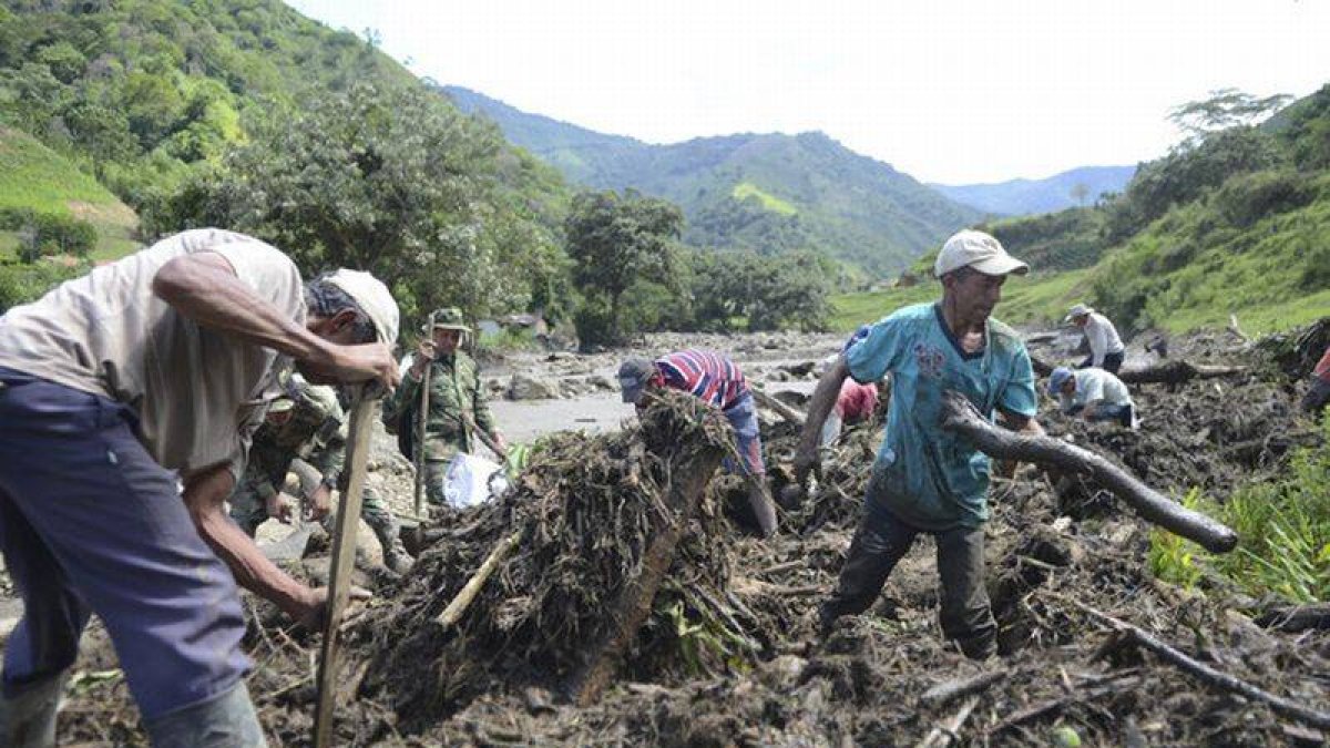 Varios residentes de El Salgar buscan a desaparecidos.-Foto: AP / LUIS BENAVIDES
