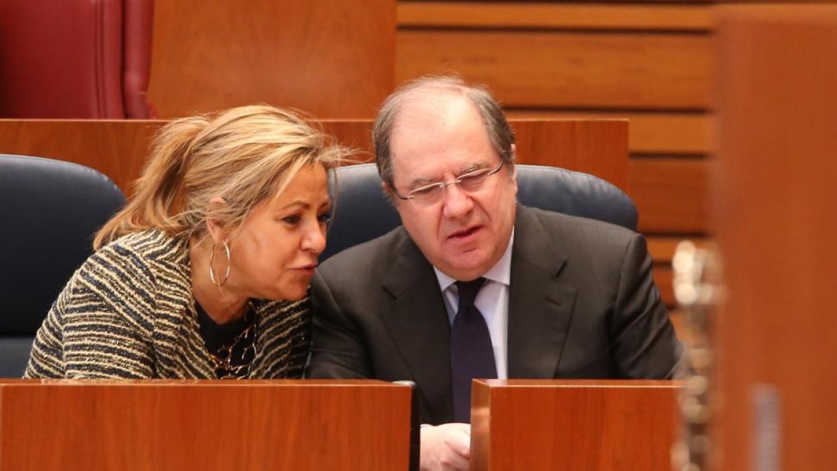 El presidente de la Junta, Juan Vicente Herrera, junto a la vicepresidenta Rosa Valdeón, durante el pleno de las Cortes.-ICAL