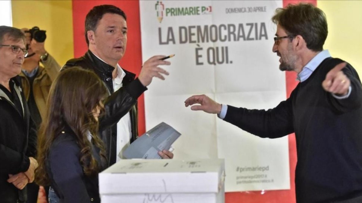 Renzi, tras depositar su voto.-MAURIZIO DEGL INNOCENTI / EFE
