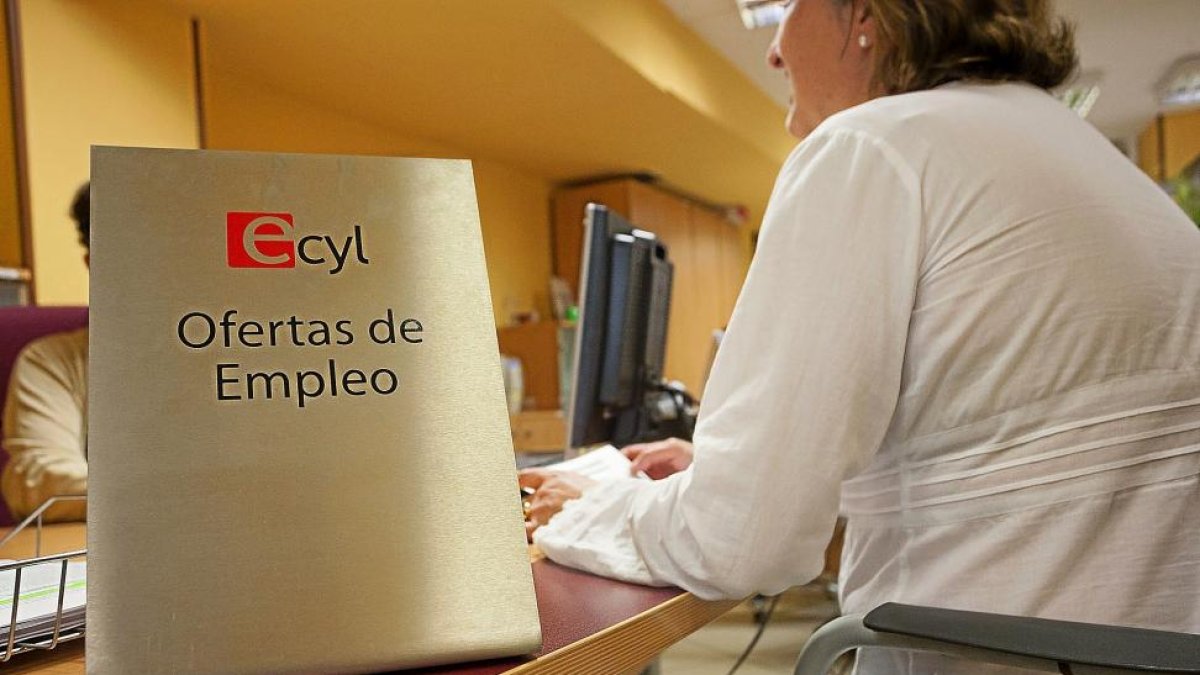 Una mujer espera turno en la oficina del ECYL de Poniente, en Valladolid.-PABLO REQUEJO