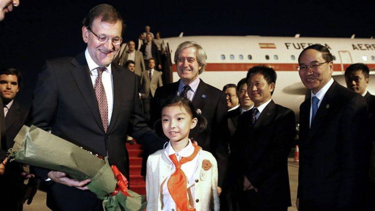 Rajoy, junto al primer ministro chino, Li Keqiang, recibido a su llegada a Shanghái, el miércoles.-Foto: EFE / DIEGO CRESPO