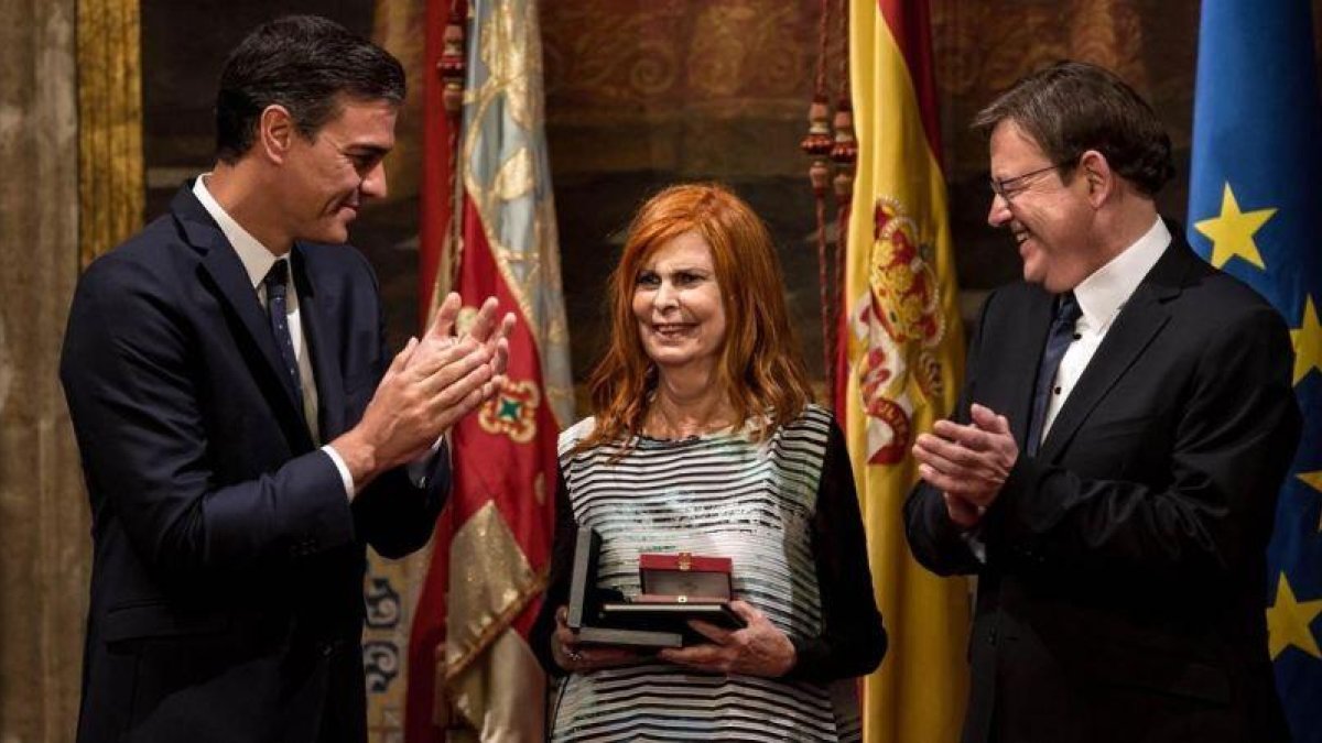 Pedro Sánchez y Ximo Puig aplauden a Carmen Alborch, reconocida con la alta distinción de la Generalitat valenciana.-BIEL ALINO (EFE)