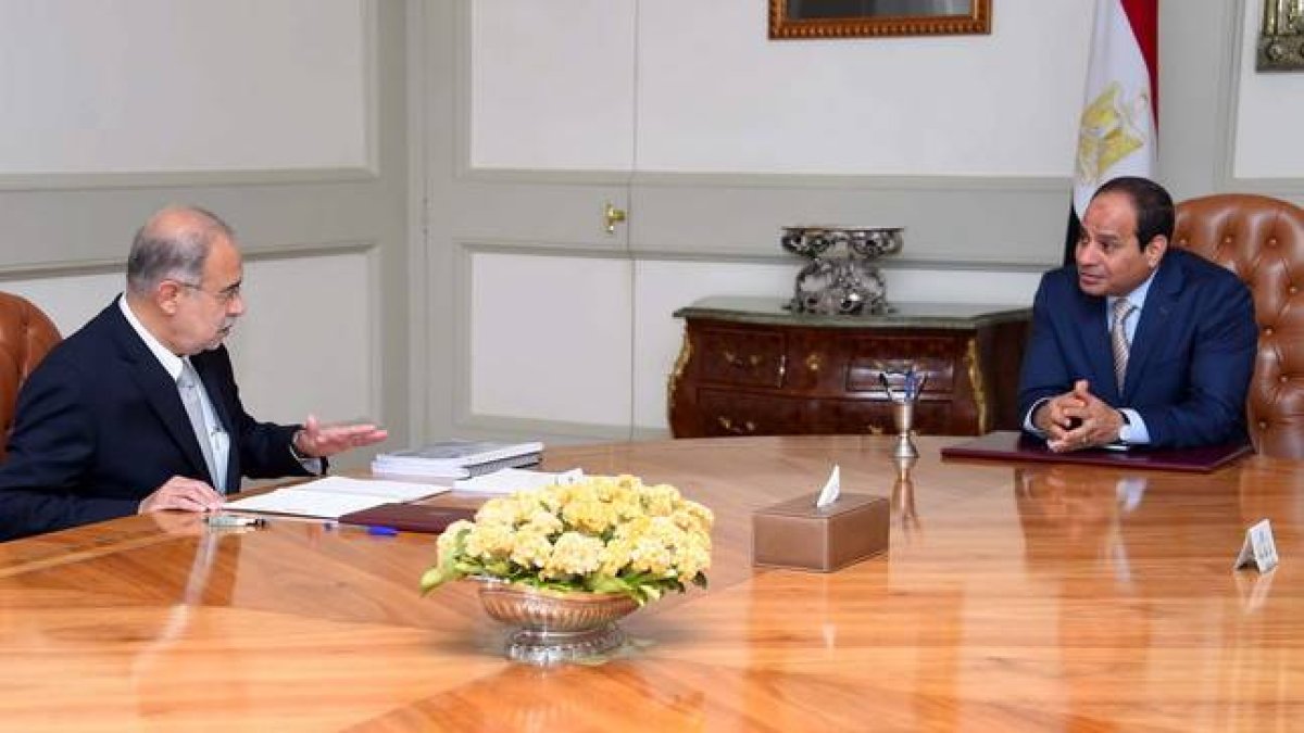 Al Sisi (derecha) posa con el hasta ahora ministro del Petróleo, en una imagen de este sábado.-Foto: PRESIDENCIA DE EGIPTO