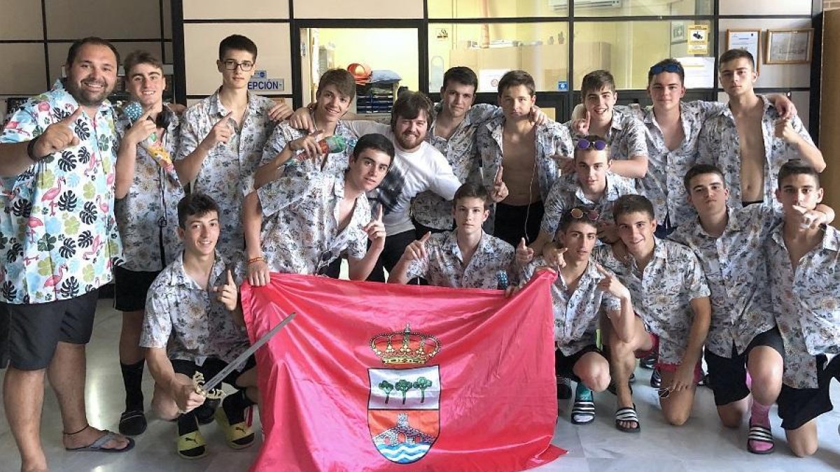 Grupo Dromedario BMViana posa ayer con la espada toledana.-E. M.