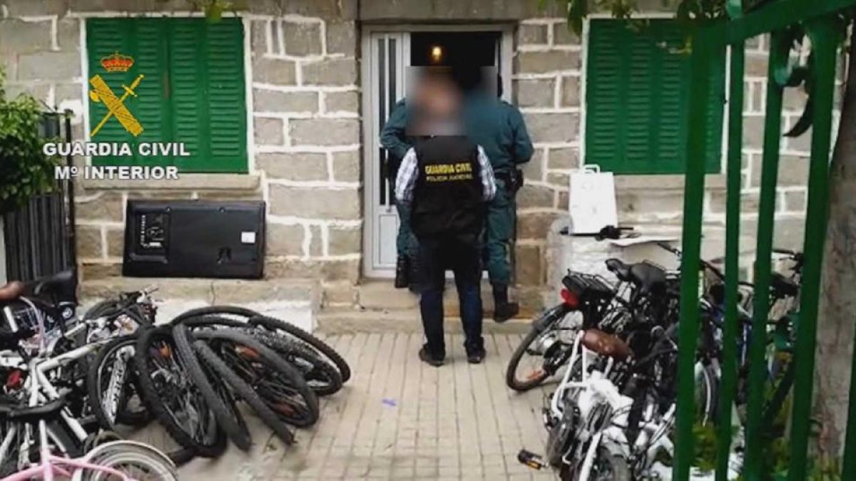 Momento de la detención por parte de la Guardia Civil de Ávila a dos individuos como presuntos autores de robos acaecidos en la Comarca del Alberche-ICAL