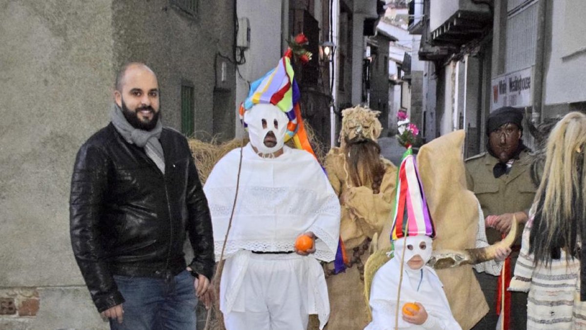 Pedro Granado (izquierda) con los zarramaches de Casavieja; los harramachos de Navalacruz; los machurreros de Pedro Bernardo y los cucurrumachos de Navalosa; todas ellas, mascaradas de la provincia de Ávila.-ARGICOMUNICACIÓN