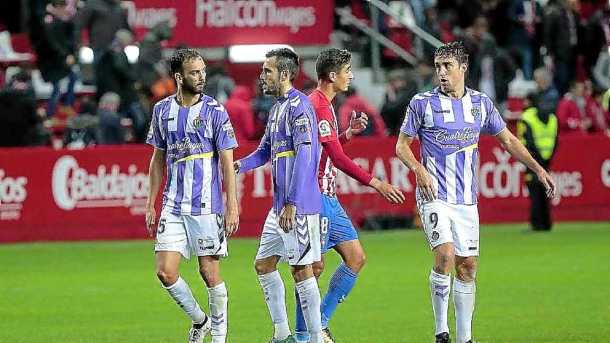 Deivid y Kiko Olivas dialogan durante una acción del partido con Mata y Rachid al fondo.-LOF