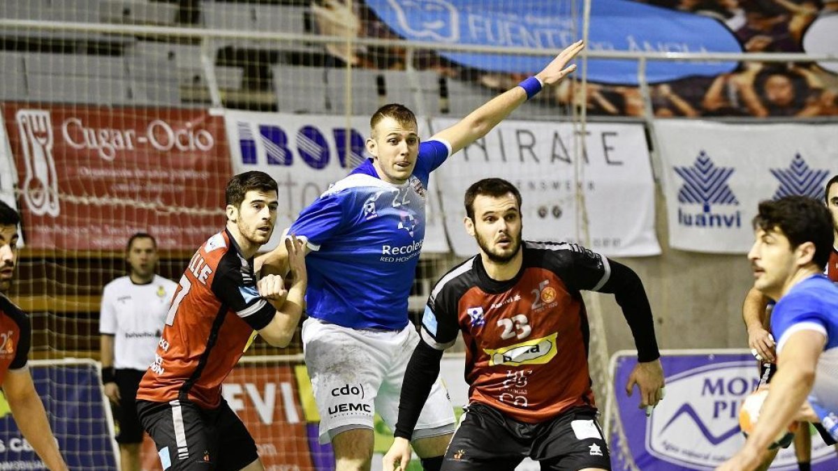 Dourte pide el balón mientras es agarrado por un rival de Huesca, Álvaro del Valle.-LOFT
