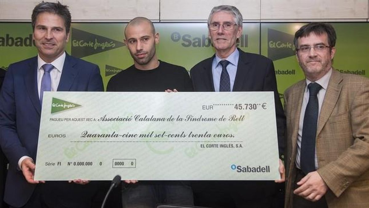 Mascherano, con el talón para la Associació Catalana del Síndrome de Rett.-