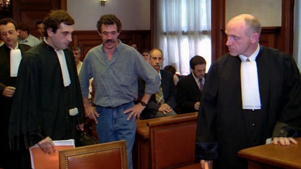 El abogado Paul Ekaert (a la derecha), durante el juicio sobre la deportación del presunto etarra Enrique Pagoaga Gallastegi (en el centro), en el 2001.-ARCHIVO