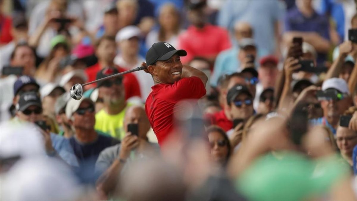 Tiger Woods estudia un putt ante seguidores, el pasado domingo-/ MIKE CARLSON (AP)