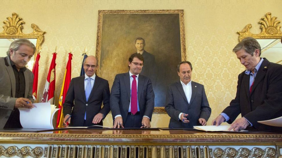 El alcalde de Salamanca, Alfonso Fernández Mañueco (C), el presidente de la Diputación, Javier Iglesias (2I), el presidente provincial de cruz roja Jesús Juanes (2D), el coordinador de Accem en Castilla y León Daniel Duque (I), y la directora de Caritas e-ICAL