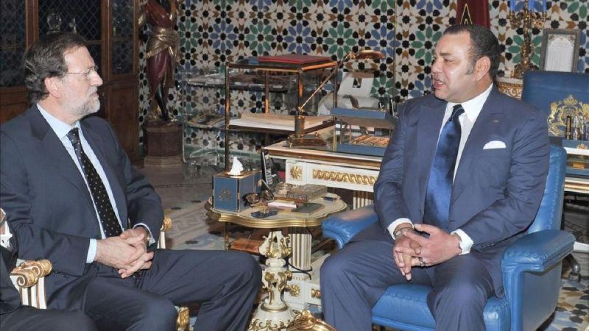 Rajoy y Mohamed VI durante el último encuentro que mantuvieron en Marruecos en octubre del 2012.-AP / AZZOUZZ BOUKALLOUCH