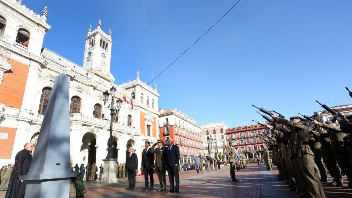 El alcalde Óscar Puente, junto al presidente de la Diputación provincial, Jesús Julio Carnero, y el general jefe de la Cuarta Subinspección General del Ejército y comandante militar de Valladolid y Palencia, José Rivas-RUBÉN CACHO / ICAL