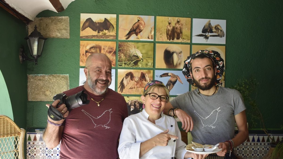Luis Alfonso Apausa, María Dolores Veneros y el joven cocinero sirio Salam Mohamad. /