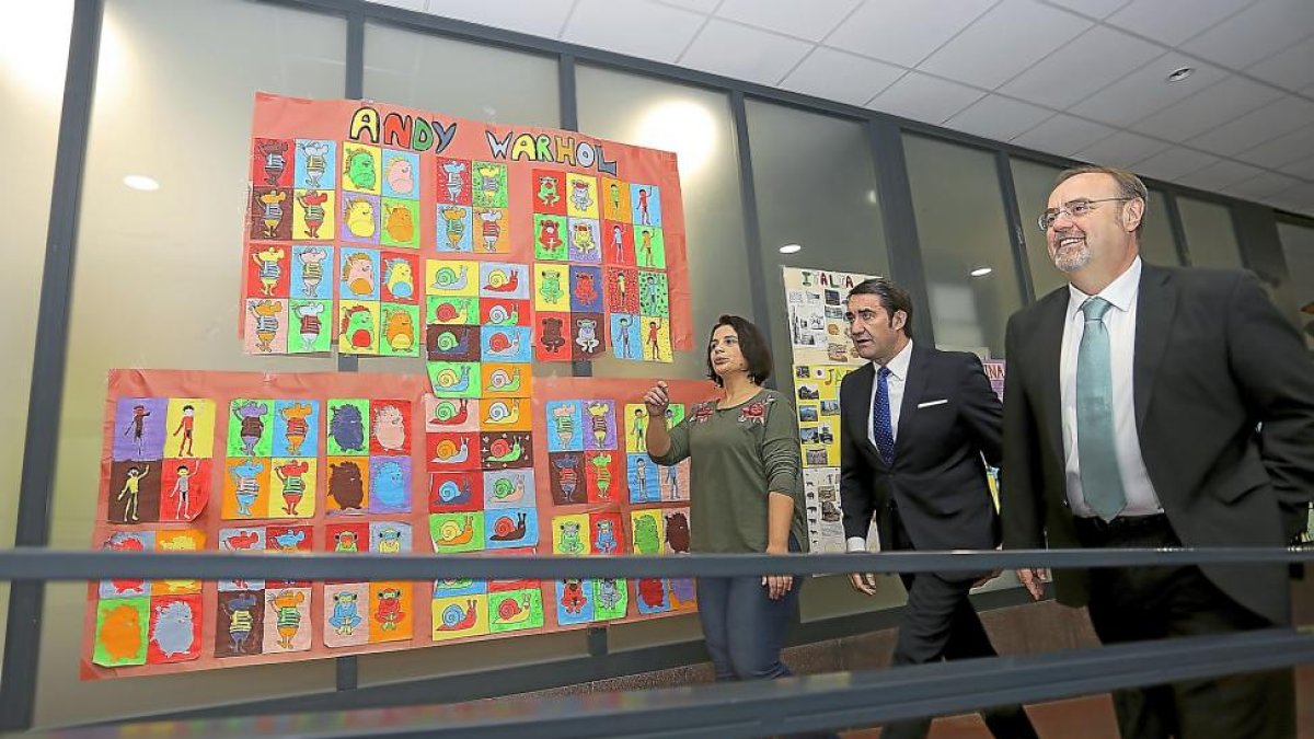 Fernando Rey, Juan Carlos Suárez-Quiñones y la directora del colegio Miguel Delibes en la visita al centro educativo.-ICAL