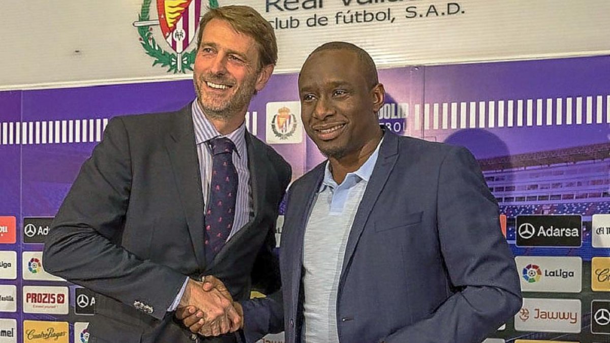 Carlos Suárez y el empresario senegalés Elimane Lam, que le ha vendido el 5% del club.-RVCF