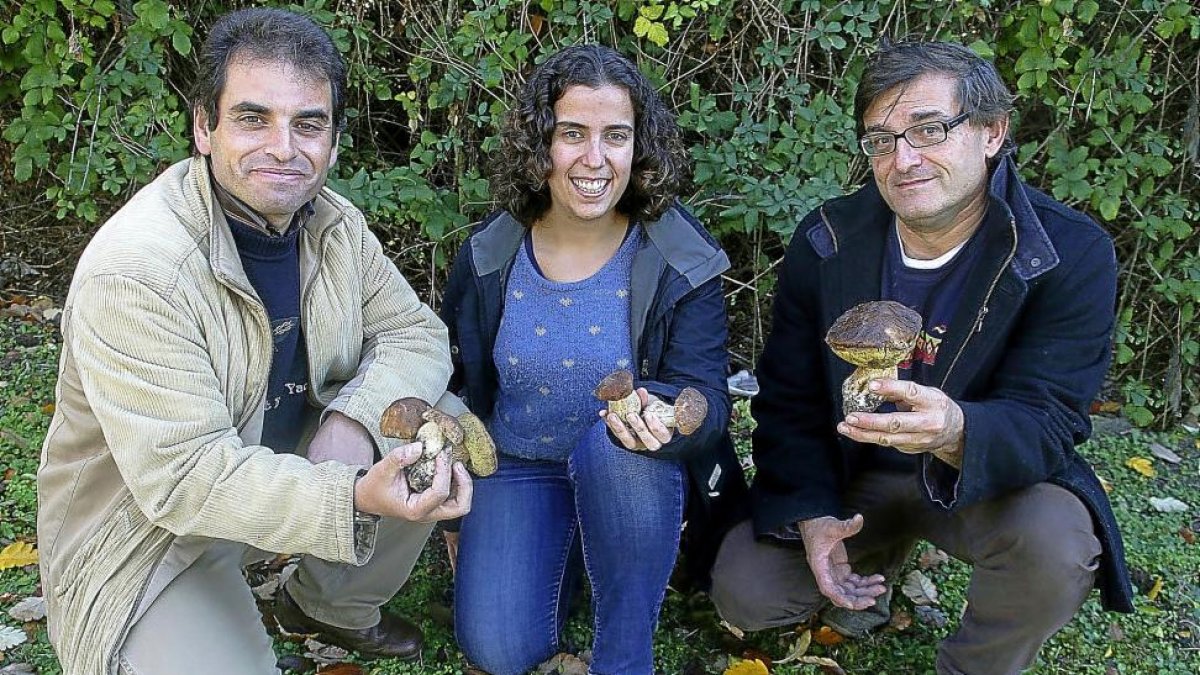 Pablo Martín, María Hernández y Andrés Oria muestran unos ejemplares de boletus edulis.-REPORTAJE GRÁFICO: M. BRÁGIMO