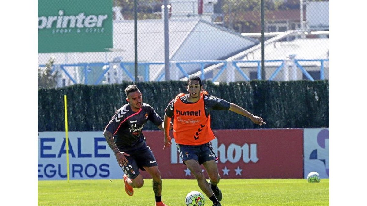 Anuar conduce el balón durante el entrenamiento de ayer, perseguido por Roger-J. M. LOSTAU