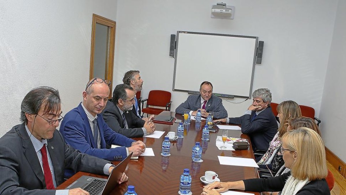 Los rectores y vicerrectores de las universidades de Valladolid, León y Burgos durante la reunión de ayer.-EM
