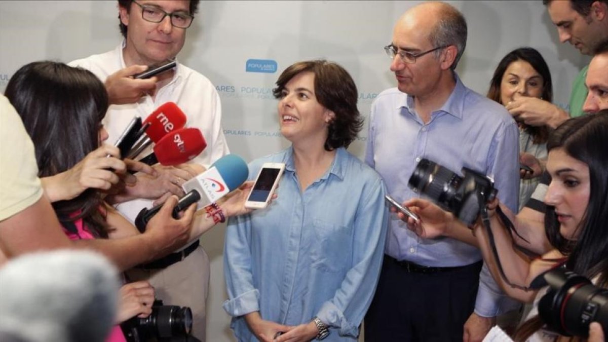 La candidata a la presidencia del Partido Popular Soraya Saenz de Santamaria atiende a los medios en Salamanca. /-J.M. GARCÍA