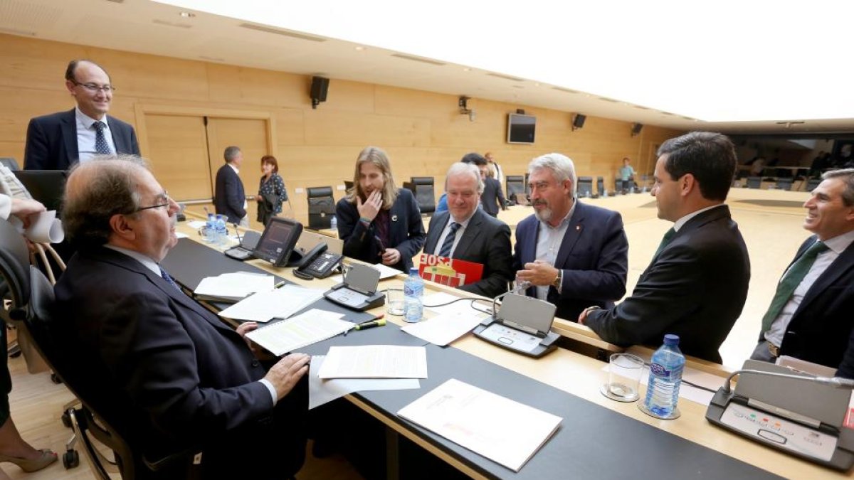 El presidente de la Junta, Juan Vicente Herrera, comparece a petición propia en la Comisión de Economía y Hacienda de las Cortes regionales para informar sobre el caso de las eólicas. Momento al finalizar la comparecencia-ICAL