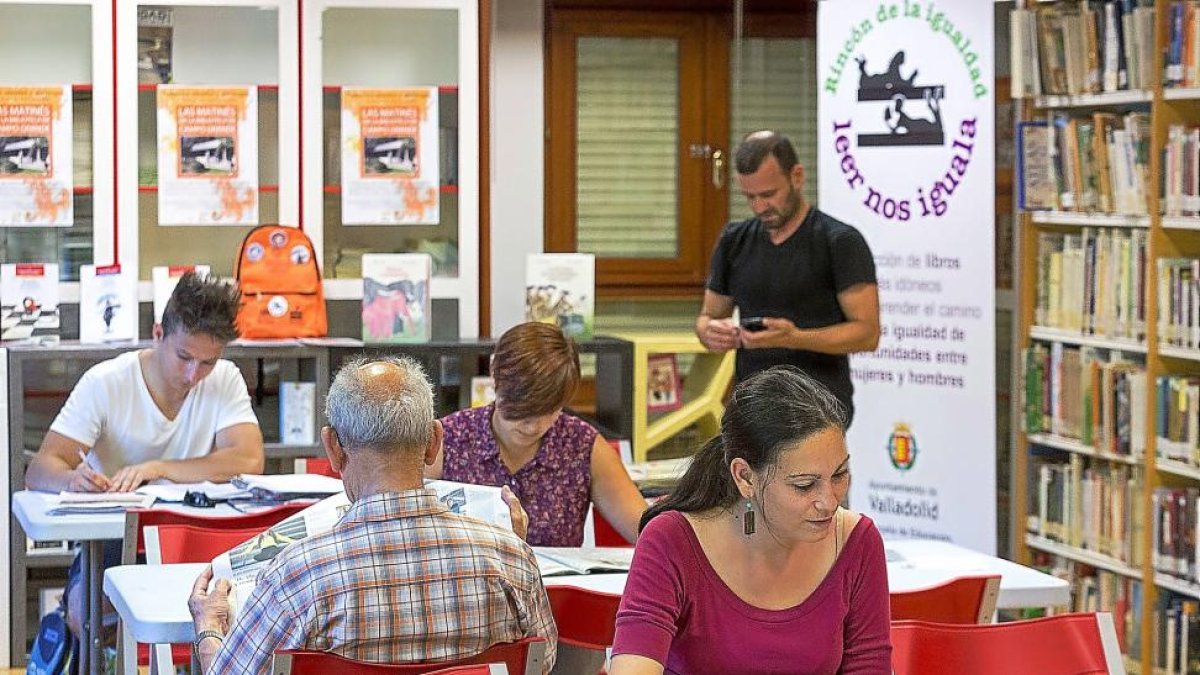 Ciudadanos de Valladolid en el interior de la biblioeteca Campo Grande lleyendo o estudiando-MIGUEL ÁNGEL SANTOS