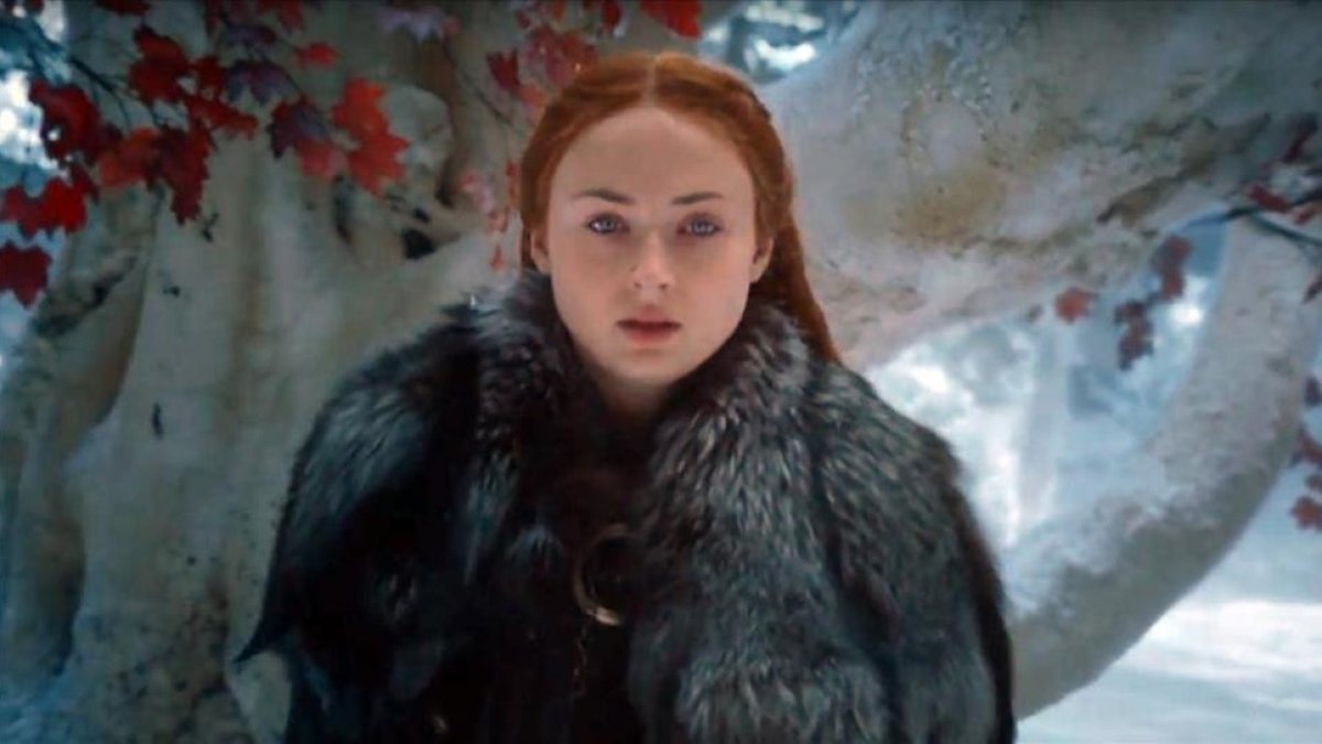 Sansa, andando por la nieve, dirigiéndose al Norte, abre las imágenes del segundo trailer de la séptima temporada de 'Juegos de tronos'.-HBO