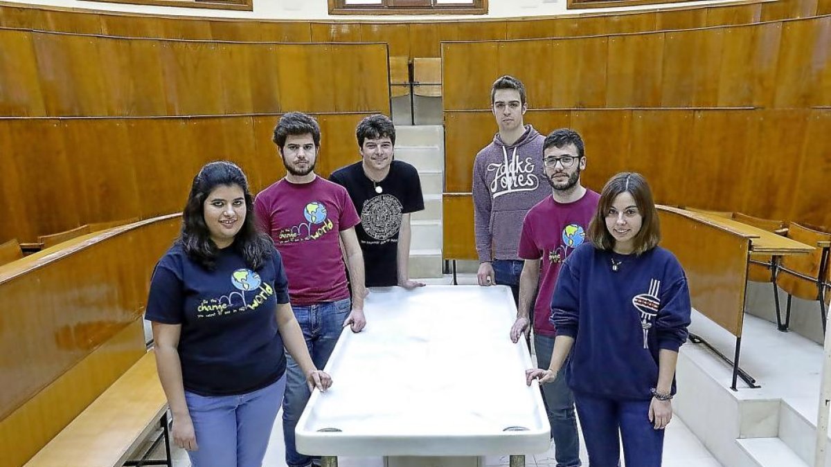 Carolina Guadarrama, Javier Ciudad, Joaquín Sánchez, Daniel Simón, Jacobo Martín y Marina Fidalgo, junto a una antigua mesa de disección.-J.M. LOSTAU