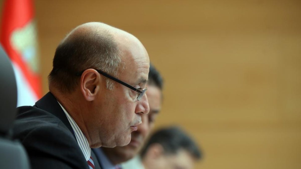 El director general de Presupuestos y Estadística, José Armando Baeta Canales, comparece en la comisión del HUBU para informar de los informes perceptivos en los reequilibrios económicos y financieros del Hospital Universitario de Burgos.-ICAL
