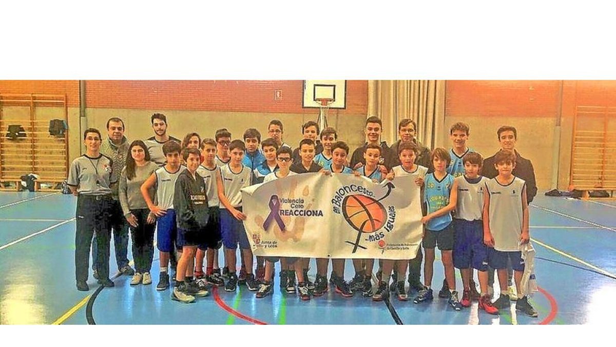 El Tierno Galván y el Lourdes infantil junto a los colegiados del partido.-EL MUNDO