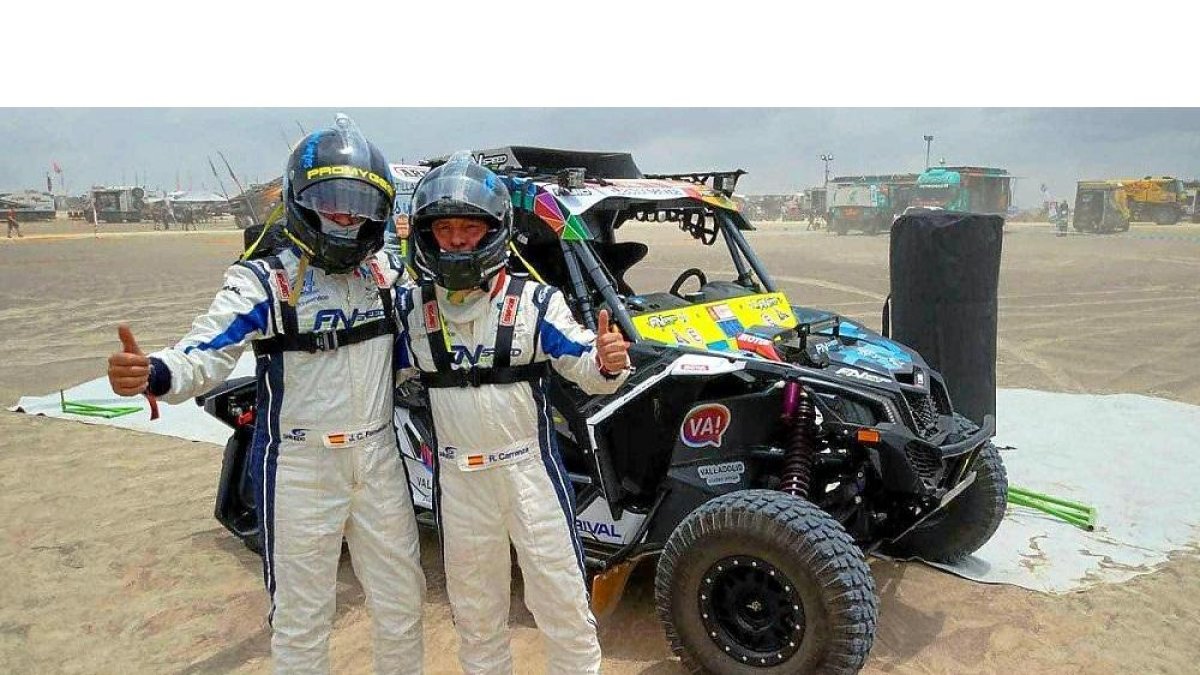 Piloto y copiloto posan junto al Can-Am Maverick.-E. M.