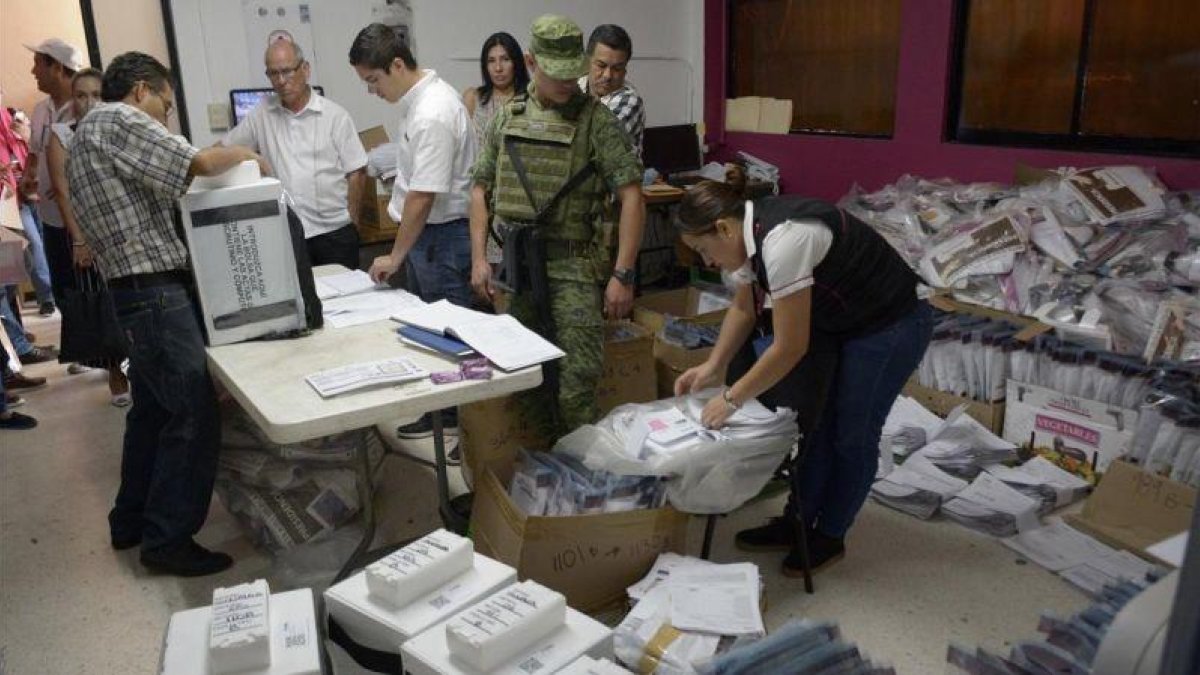 Miembros del Ejército custodian un colegio electroal en la ciudad de Culiacan, en Sinaloa, que se prepara para las elecciones de este domingo.-EFE / JUAN CARLOS CRUZ