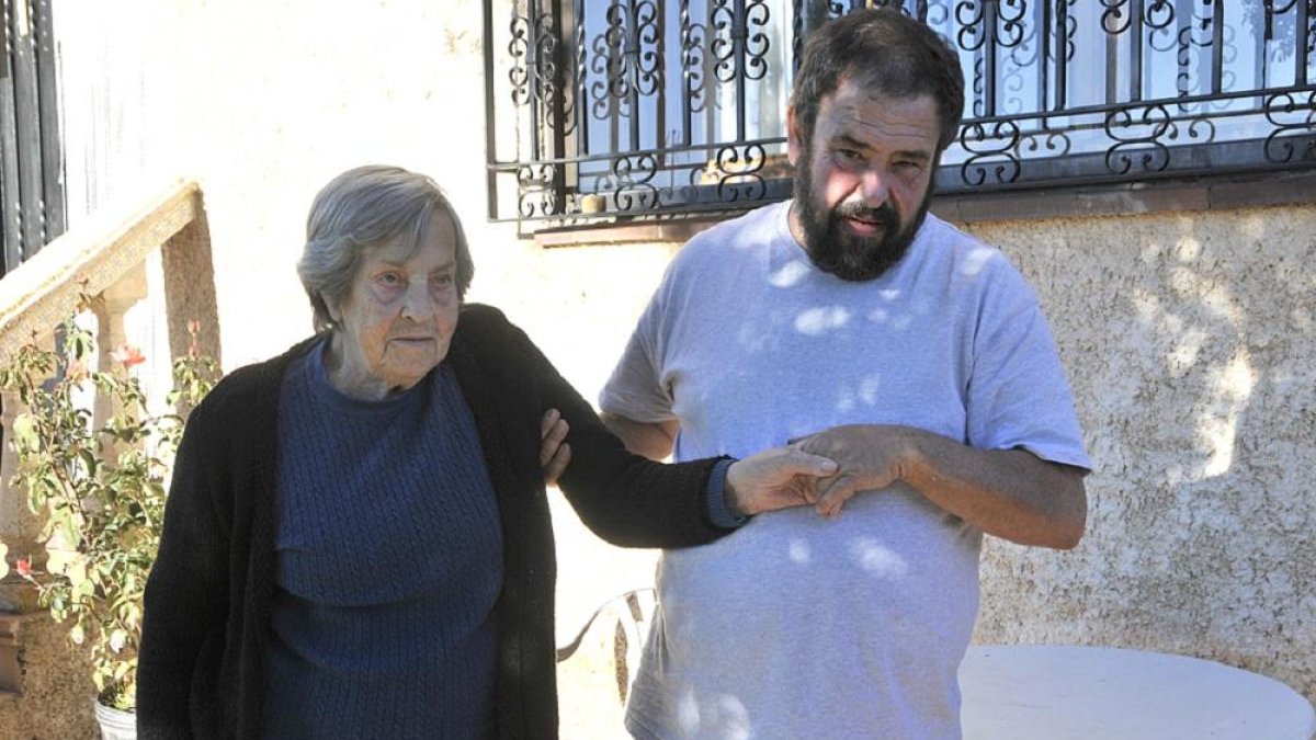 Enrique Martínez, junto a su madre Ana Caridad Escribano, ayer en su domicilio de Cueva.-V.G.