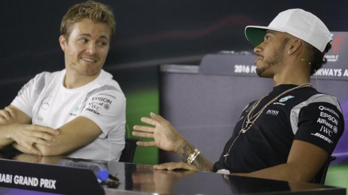 Nico Rosberg y Lewis Hamilton, en la conferencia de prensa conjunta de hoy en Abu Dabi.-AP / LUCA BRUNO