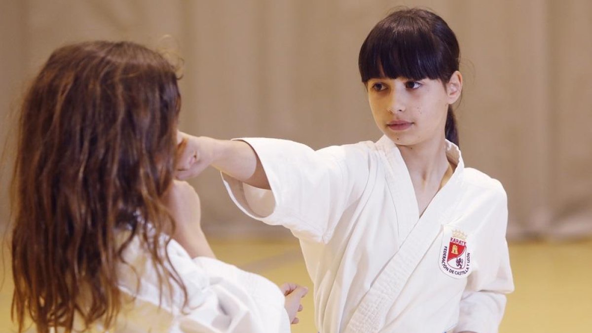 Arriba, la karateka Claudia García-