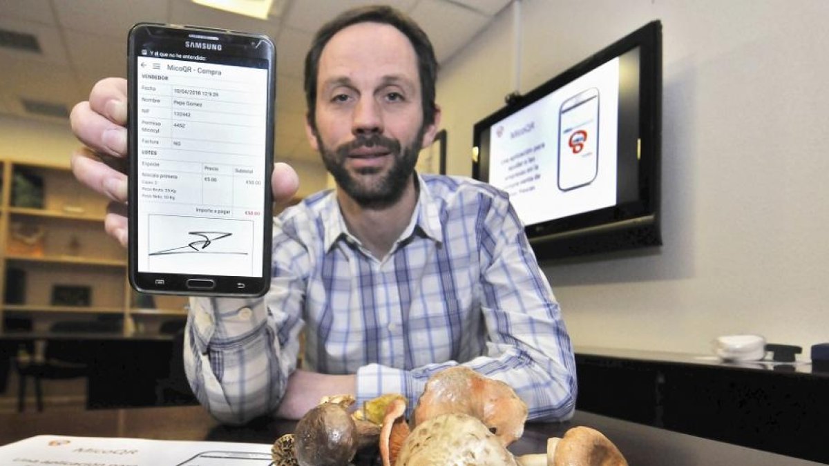 Rodrigo Gómez, muestra la aplicación que ha desarrollado el Cesefor para facilitar la gestión de setas y trufas frescas.-VALENTÍN GUISANDE