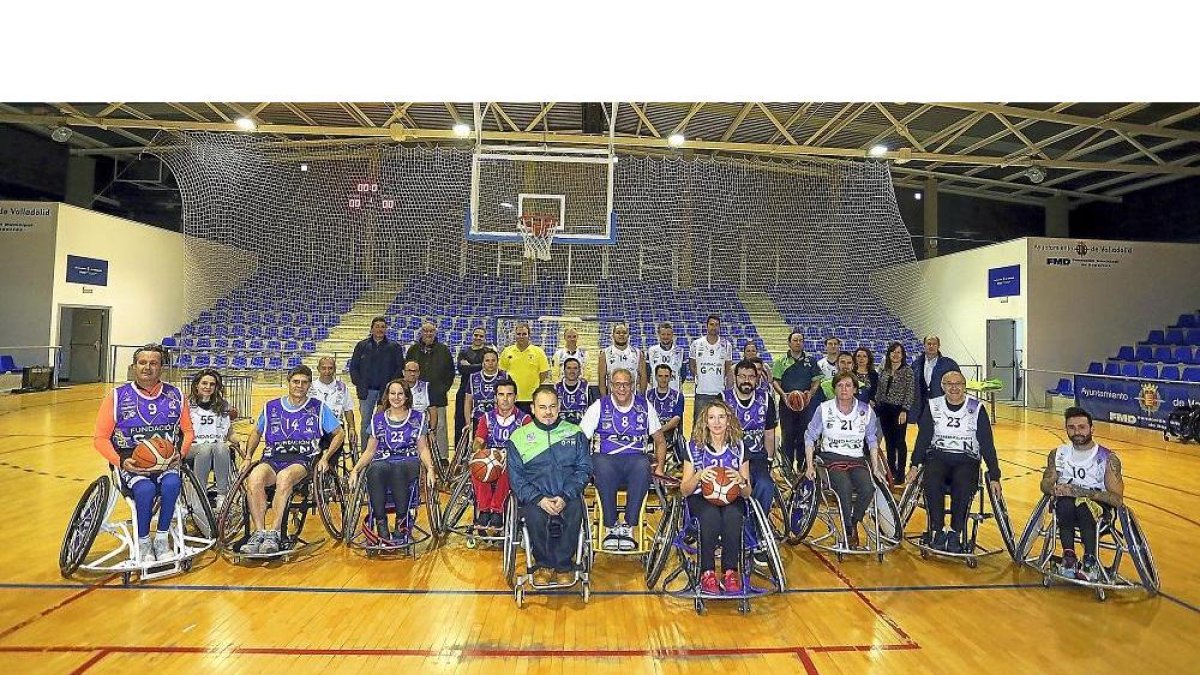 Foto de familia de todos los participantes en el partido celebrado con motivo del Día de la Discapacidad.-RUBÉN CACHO / ICAL