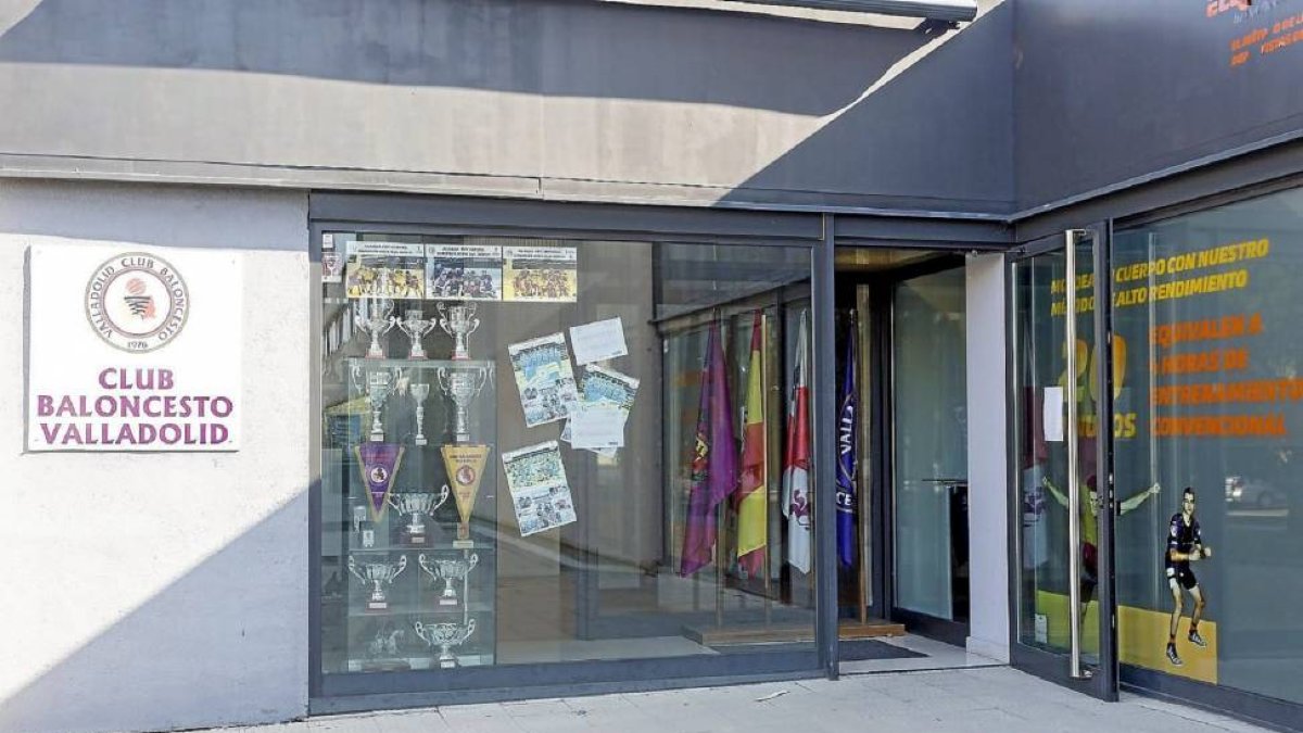 Fachada de las oficinas del Club Baloncesto Valladolid en el polideportivo Pisuerga.-Miguel Ángel Santos