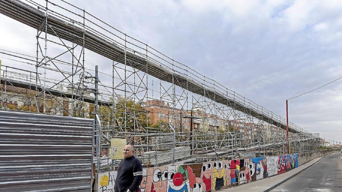 Pasarela peatonal construida por la operadora Adif sobre las vías del tren a su paso por La Pilarica-Pablo Requejo