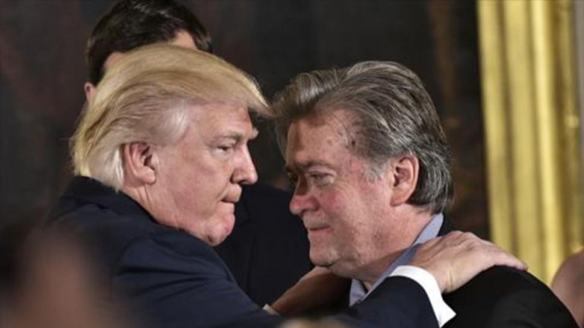 Trump abraza a Bannon, su asesor más próximo, después de jurar el cargo de presidente, el pasado mes de enero.-AFP / MANDEL NGAN
