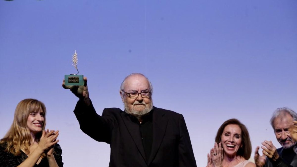 Víctor Manuel, Charo López, Ana Belén y José Sacristán junto al director salmantino José Luis García Sánchez.-ICAL