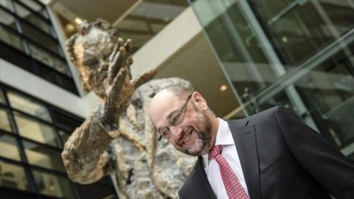 Schulz, junto a una estatua de Willy Brand, en la sede del partido, en enero.-EFE / CLEMENS BILAN