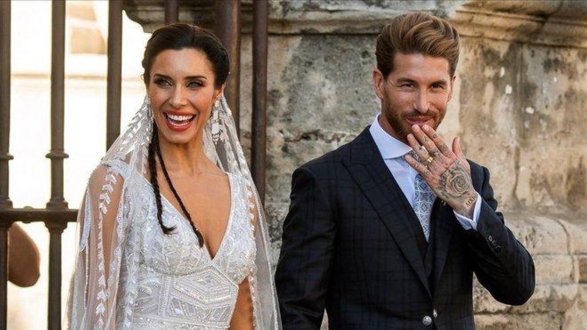 Pilar Rubio y Sergio Ramos, a la salida de su boda.-EFE / RAÚL CARO