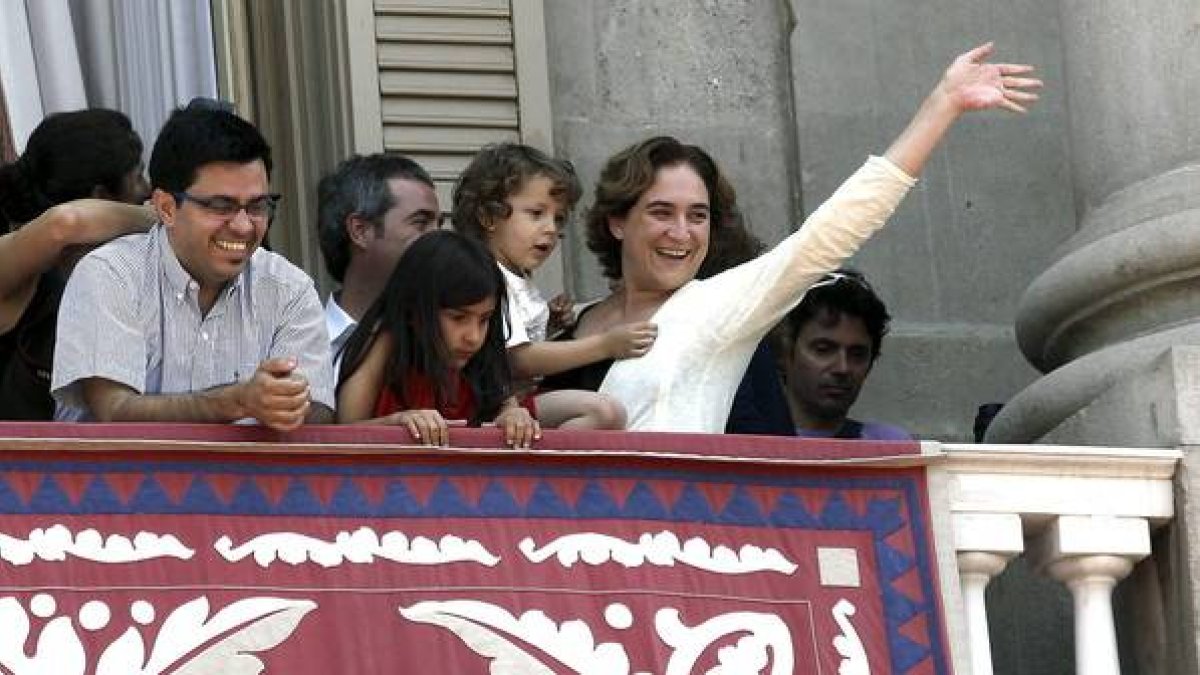 Ada Colau, con su hijo en brazos, este domingo en el balcón del ayuntamiento de Barcelona durante una 'diada castellera'.-Foto: Alberto Estévez / EFE