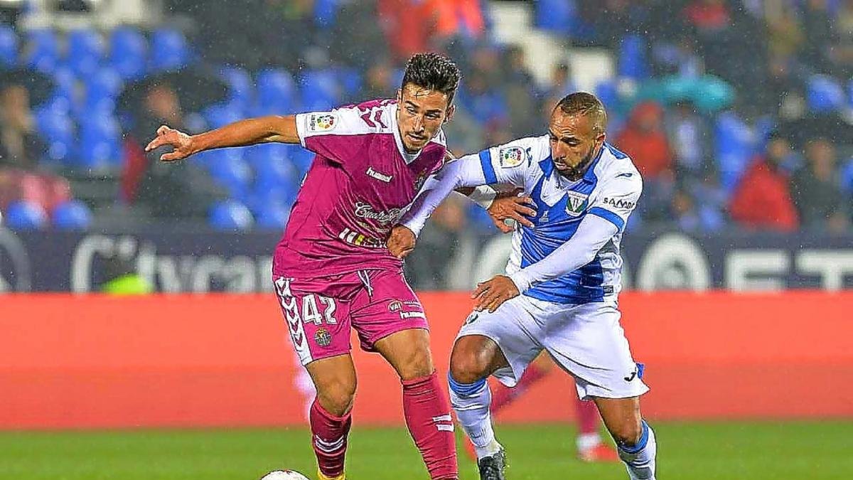 Mayoral se lleva el balón ante la presencia de El Zhar en el Leganés-Valladolid de la pasada temporada.-LOF