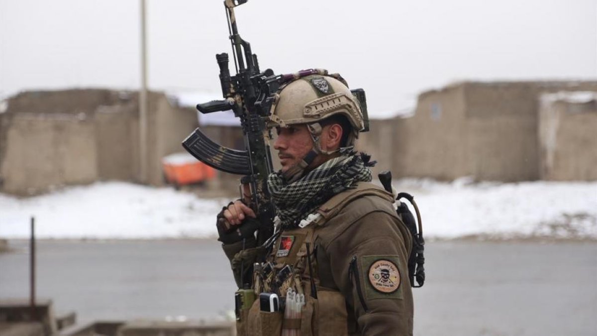 Un soldado afgano en Kabul.-AP / RAHMAT GUL