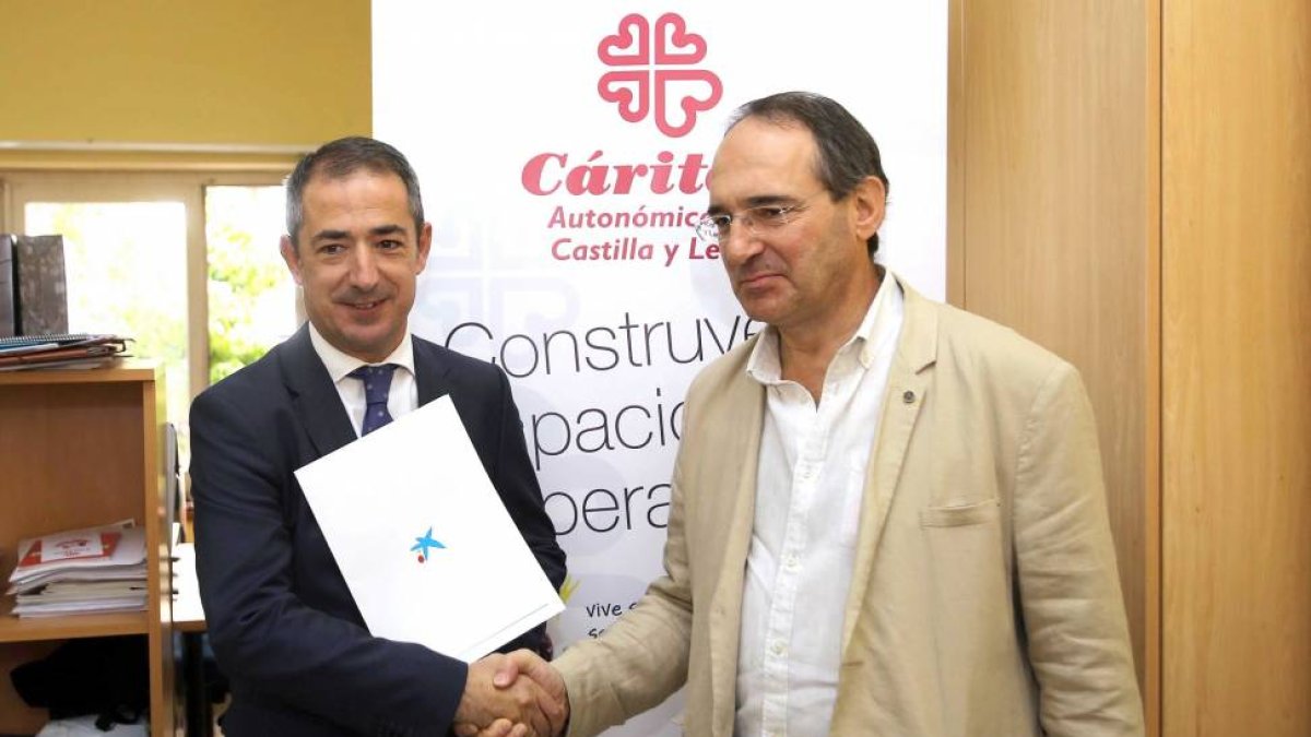 El director territorial de La Caixa, José Manuel Bilbao,y el presidente de Cáritas en Castilla y León, Antonio Jesús Martín de Lera, firman un acuerdo para reforzar el programa de pobreza energética-Ical
