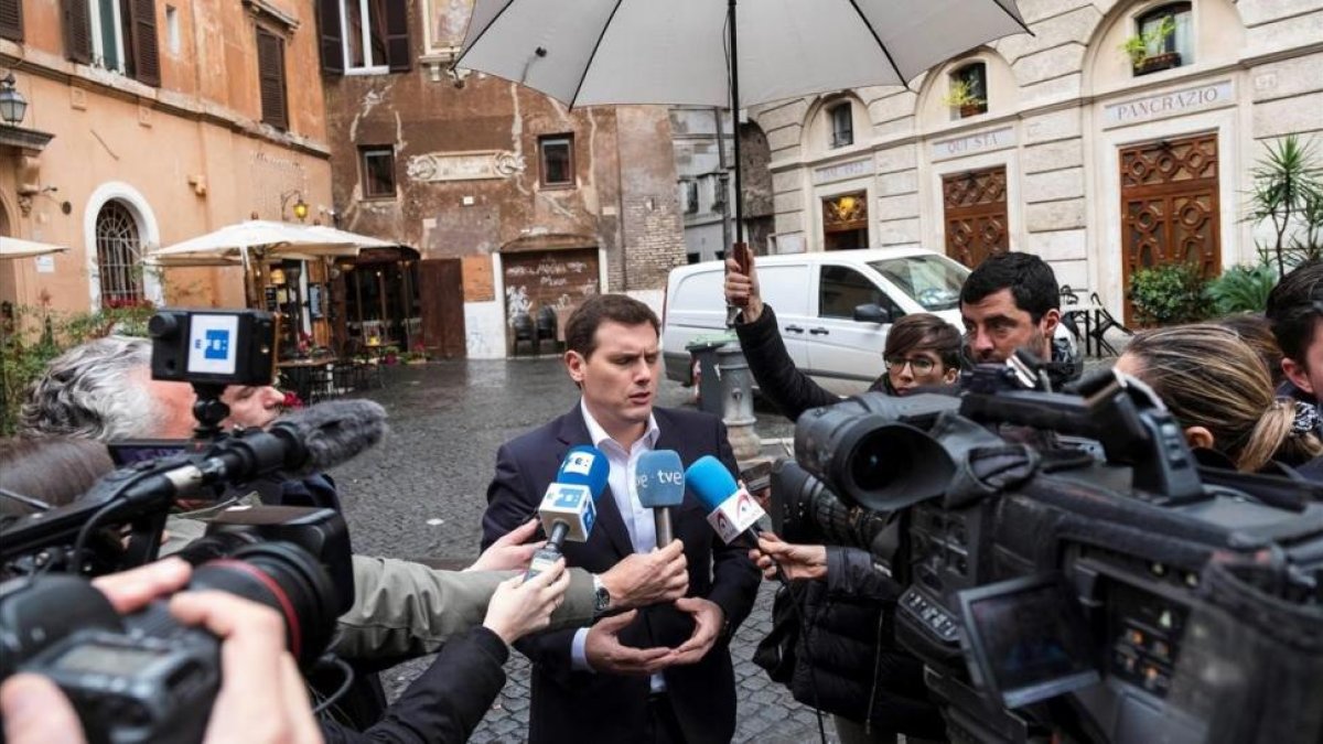 Albert Rivera durante un encuentro con los corresponsales espanoles en Roma tras su reunión con Mateo Renzi.-EFE / ANTONELLO NUSCA